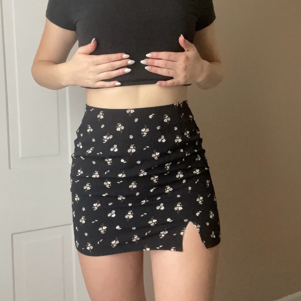 Aeropostale Floral Daisy Black Mini Pencil Skirt Stretchy w/ Cut Out Size S